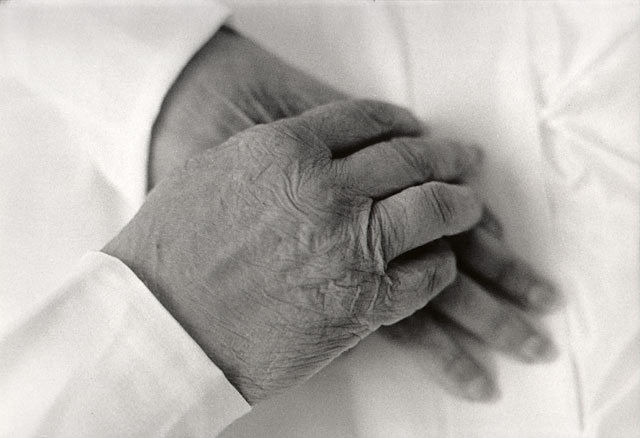 Närbild på händerna till en avliden