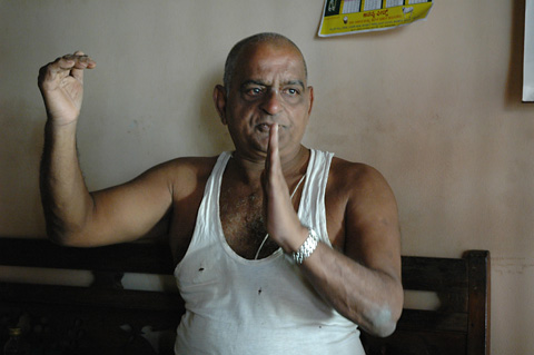 Man explains how the cobra attacks, how to avoid brahmin india photo journalism