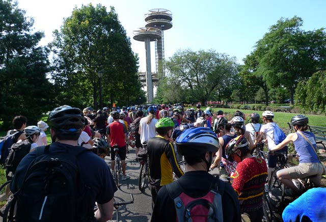 Tour de Queens. Hundreds of bicycle riders