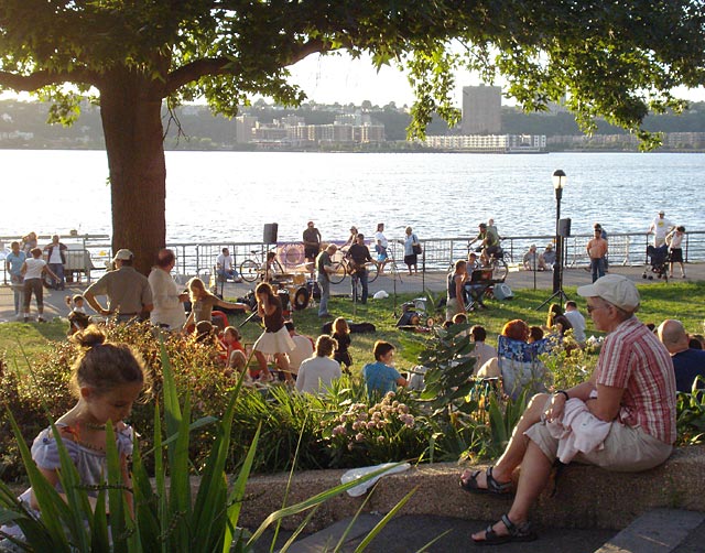 Hudson River, Riverside Park, free ourdoor concert with lots of people